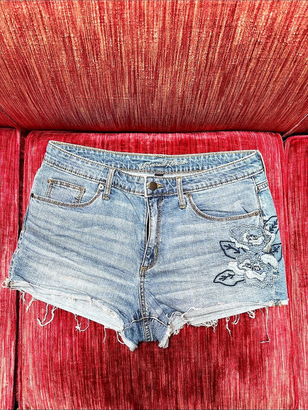 Universal Thread Women's Floral Embroidered Denim Cut-Off Shorts Denim Jean size